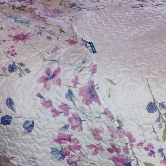 Reversible Floral Quilt with Pink and Blue Accents - Picture 3 of 4